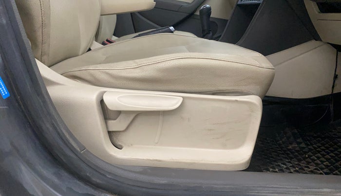 2013 Volkswagen Vento HIGHLINE 1.6 MPI, Petrol, Manual, 1,25,169 km, Driver Side Adjustment Panel