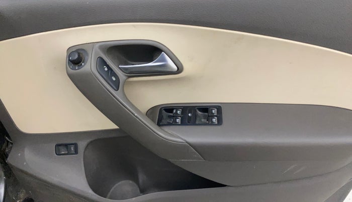 2013 Volkswagen Vento HIGHLINE 1.6 MPI, Petrol, Manual, 1,25,169 km, Driver Side Door Panels Control