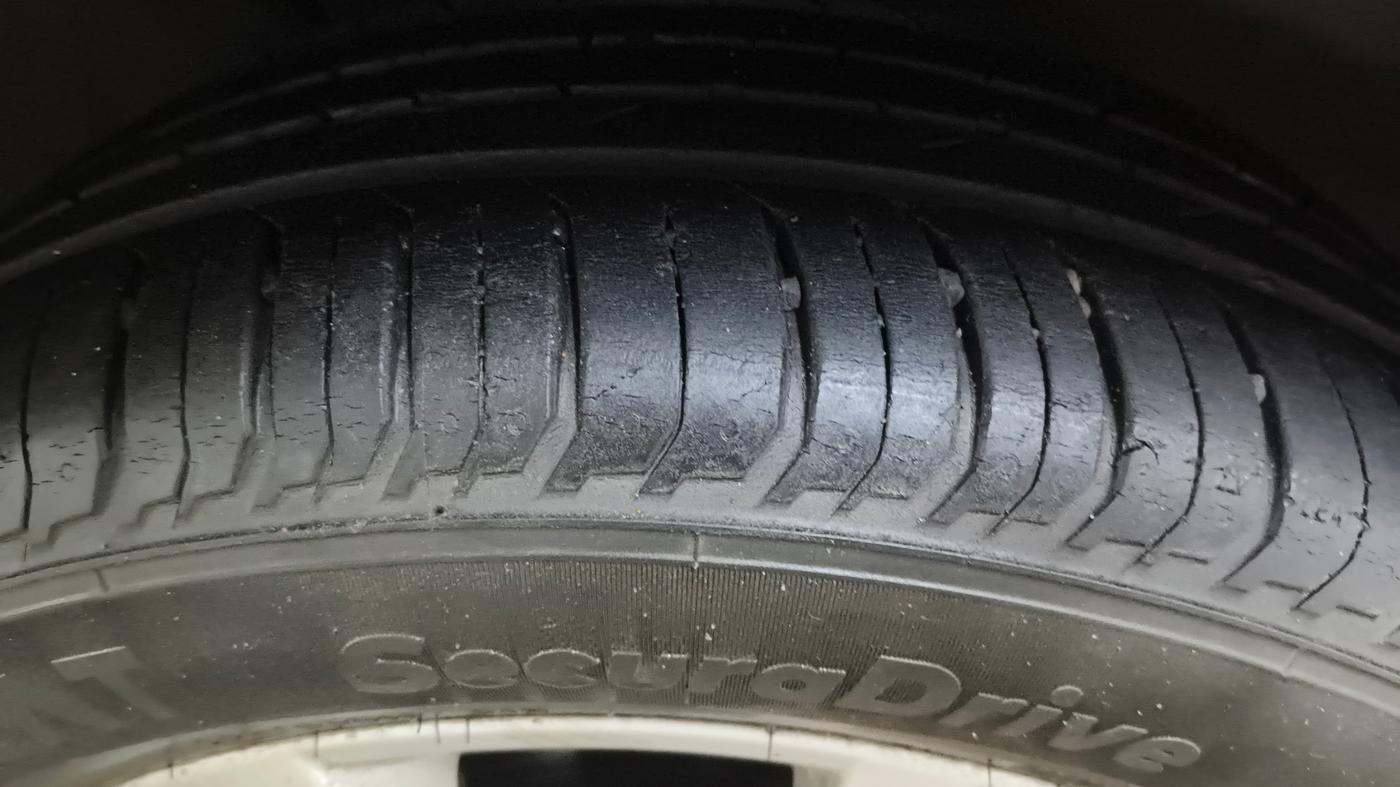 2023 Skoda SLAVIA AMBITION 1.0L TSI AT, Petrol, Automatic, 28,137 km, Right Front Tyre Tread