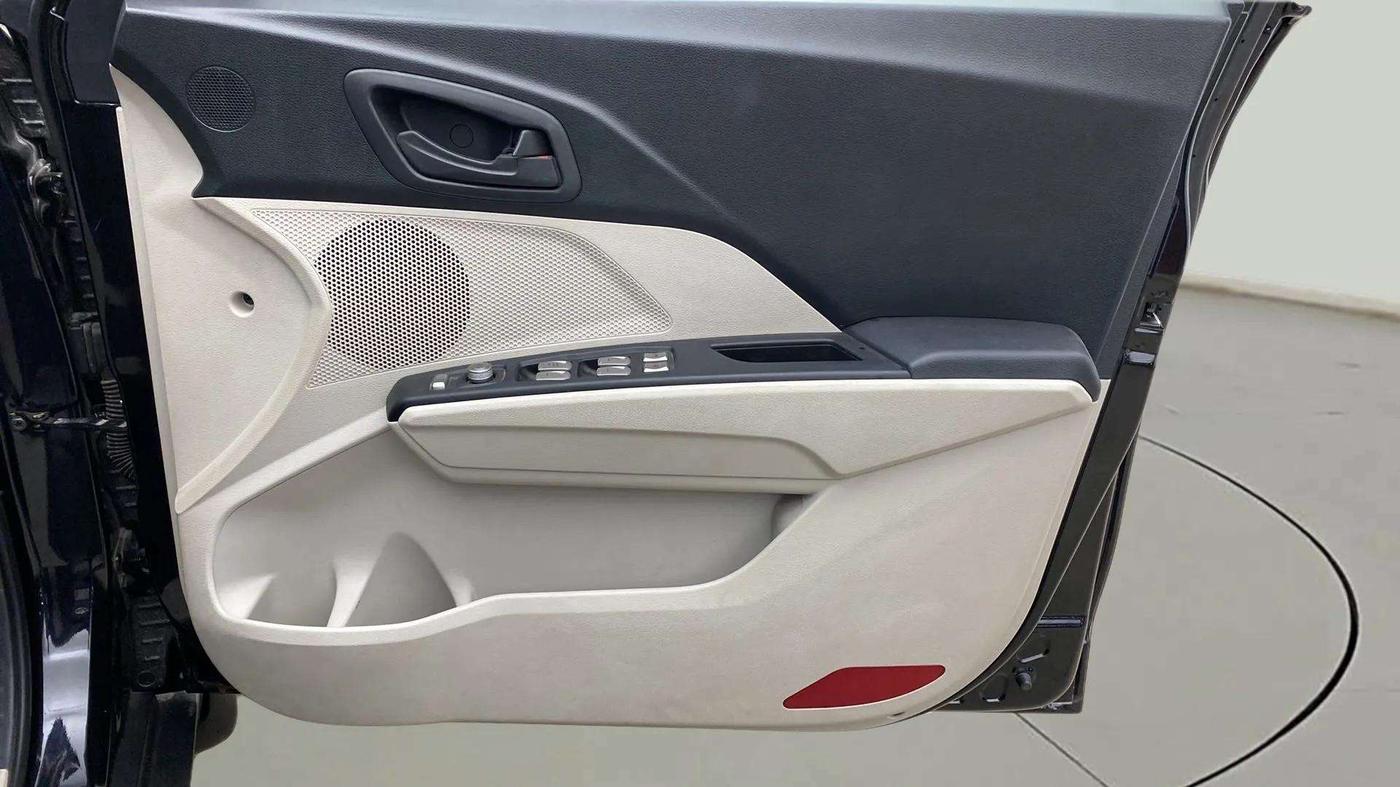 2022 Mahindra XUV300 W6 1.2 PETROL, Petrol, Manual, 13,171 km, Driver Side Door Panels Control