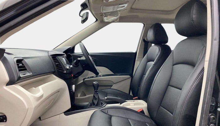 2022 Mahindra XUV300 W6 1.2 PETROL, Petrol, Manual, 13,171 km, Right Side Front Door Cabin