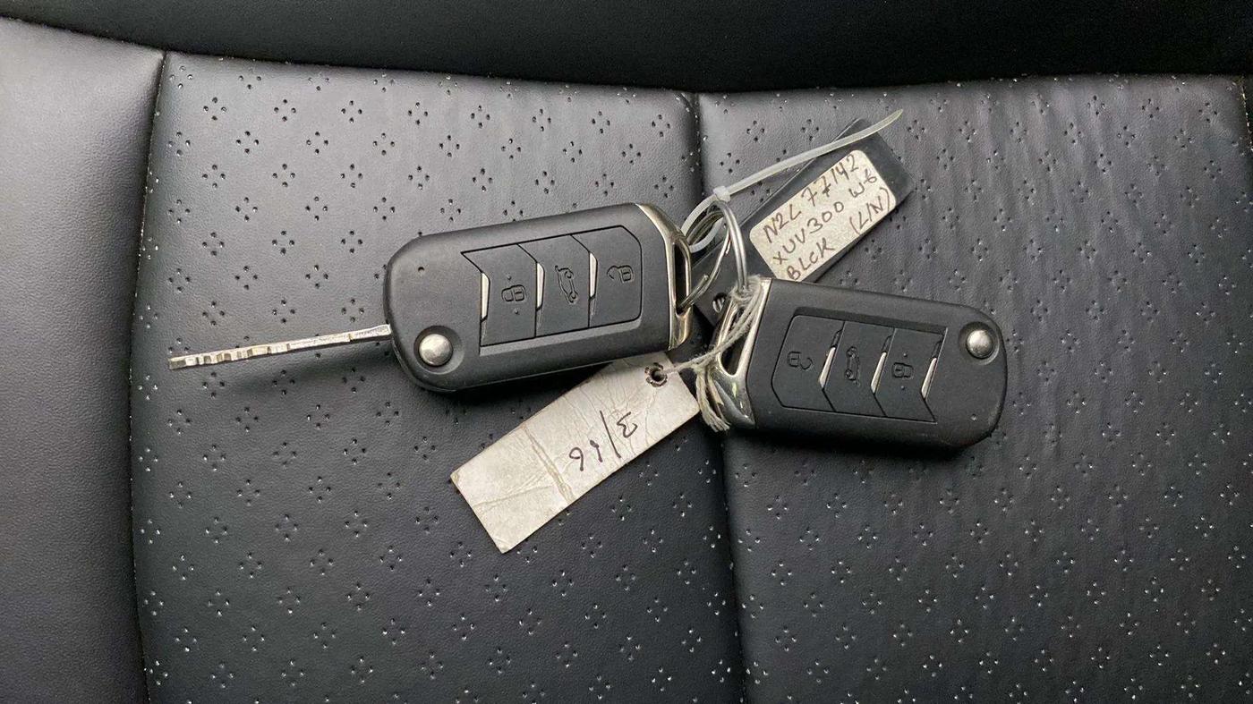 2022 Mahindra XUV300 W6 1.2 PETROL, Petrol, Manual, 13,171 km, Key Close Up