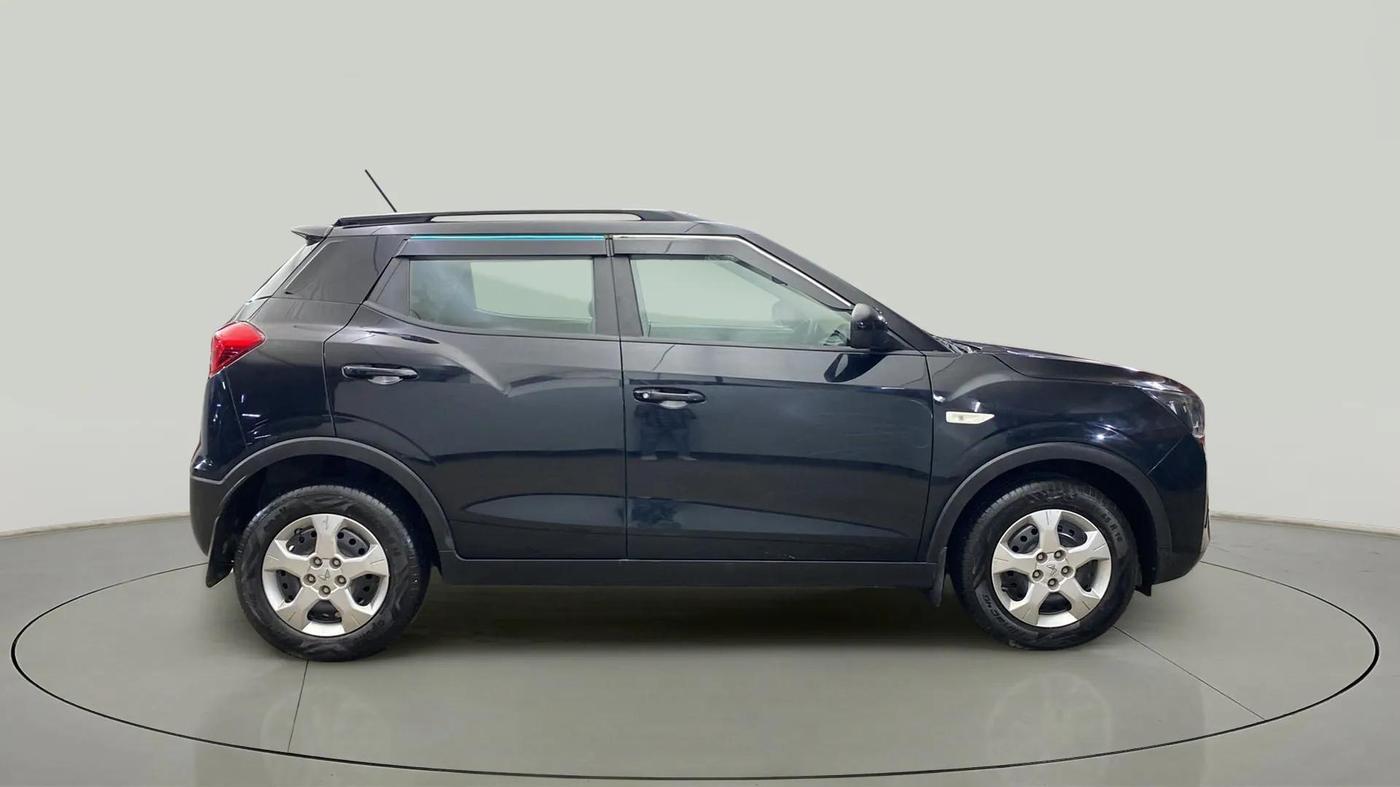 2022 Mahindra XUV300 W6 1.2 PETROL, Petrol, Manual, 13,171 km, Right Side View