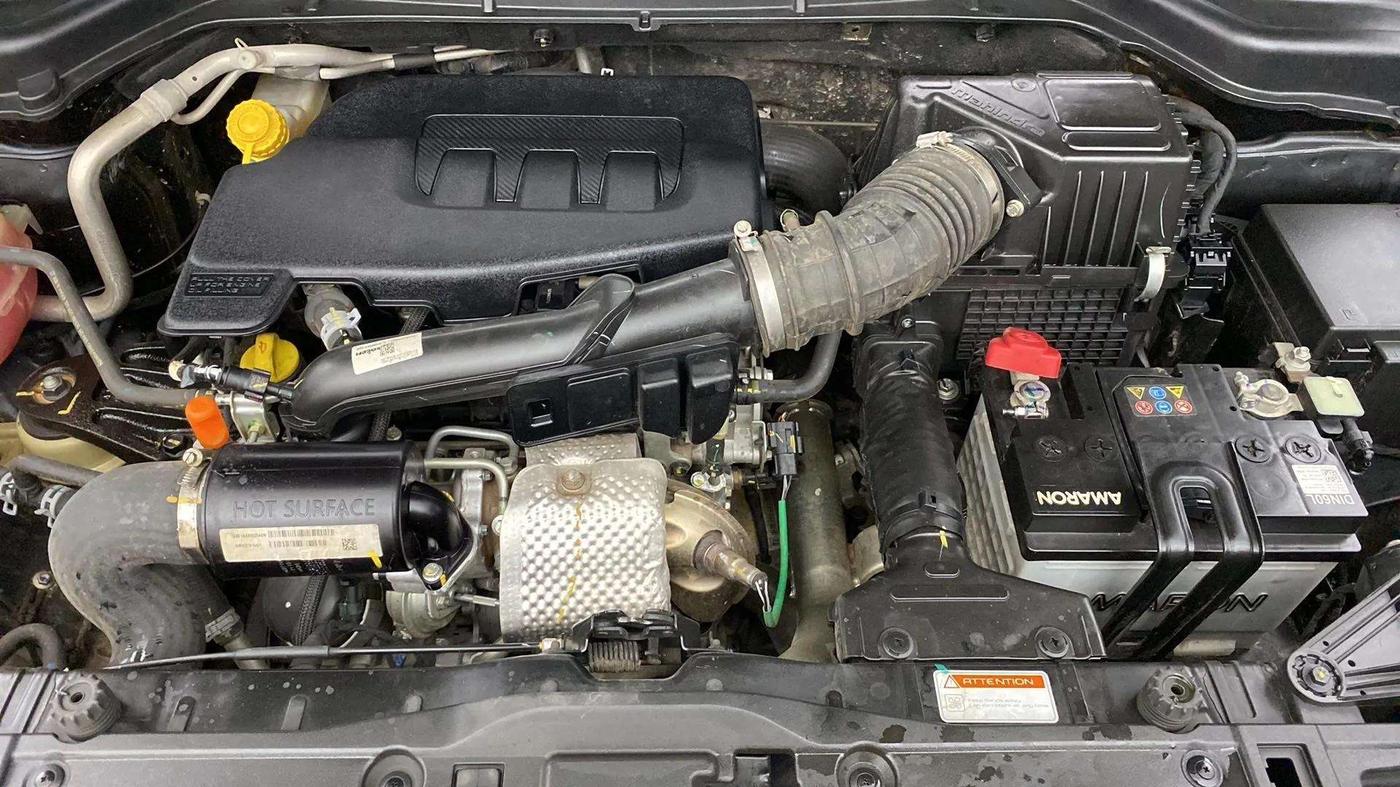 2022 Mahindra XUV300 W6 1.2 PETROL, Petrol, Manual, 13,171 km, Open Bonet