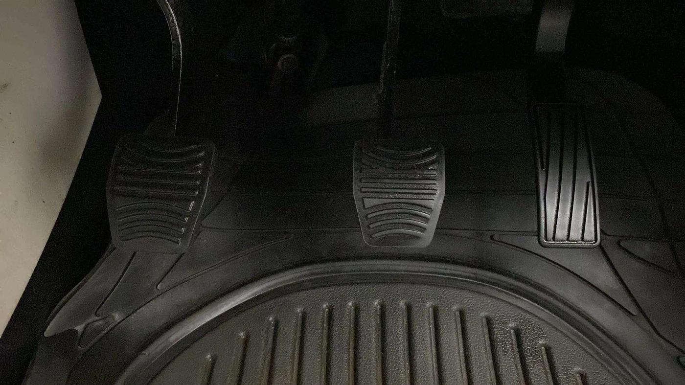 2022 Mahindra XUV300 W6 1.2 PETROL, Petrol, Manual, 13,171 km, Pedals