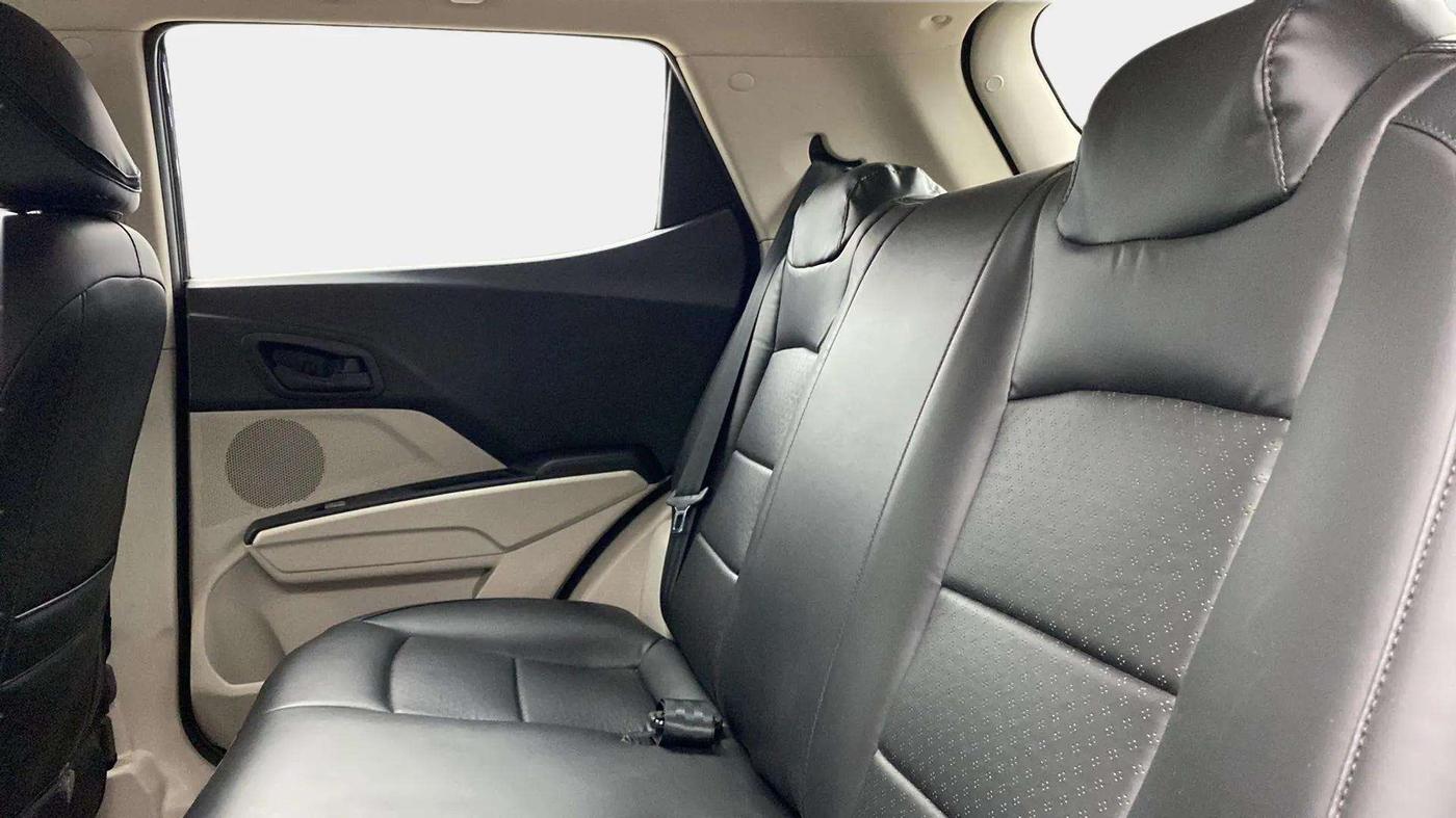 2022 Mahindra XUV300 W6 1.2 PETROL, Petrol, Manual, 13,171 km, Right Side Rear Door Cabin