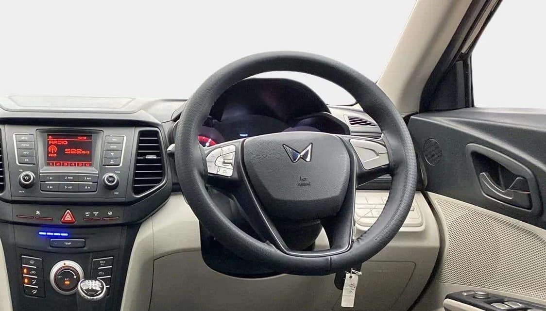 2022 Mahindra XUV300 W6 1.2 PETROL, Petrol, Manual, 13,171 km, Steering Wheel Close Up