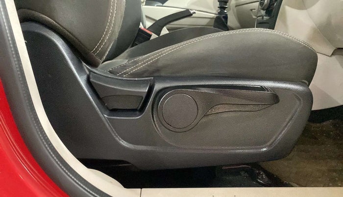 2019 Mahindra XUV300 W8 1.2 PETROL, Petrol, Manual, 48,846 km, Driver Side Adjustment Panel