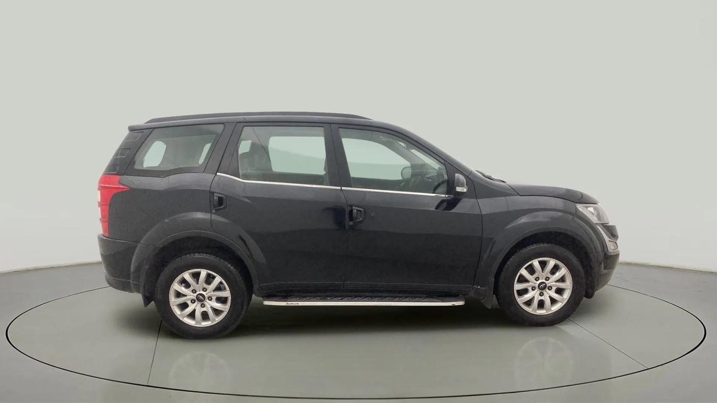 2017 Mahindra XUV500 W10 AT, Diesel, Automatic, 80,374 km, Right Side