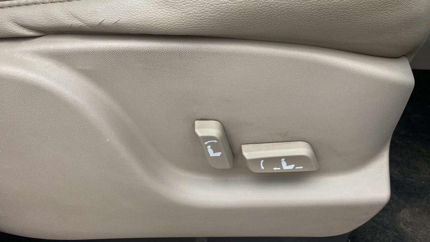 2017 Mahindra XUV500 W10 AT, Diesel, Automatic, 80,374 km, Driver Side Adjustment Panel