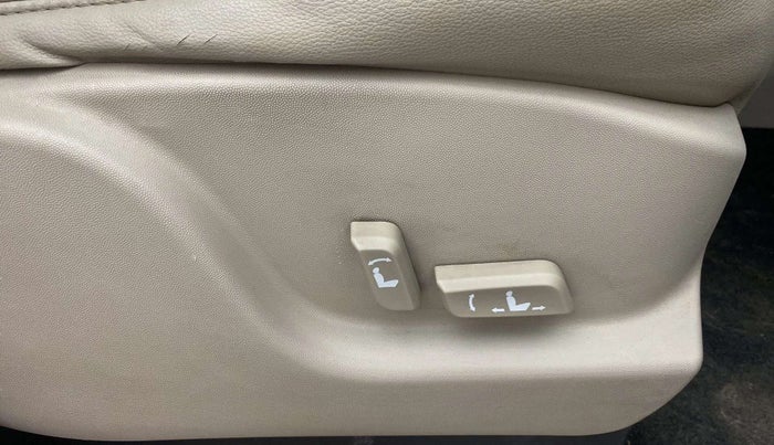 2017 Mahindra XUV500 W10 AT, Diesel, Automatic, 80,374 km, Driver Side Adjustment Panel