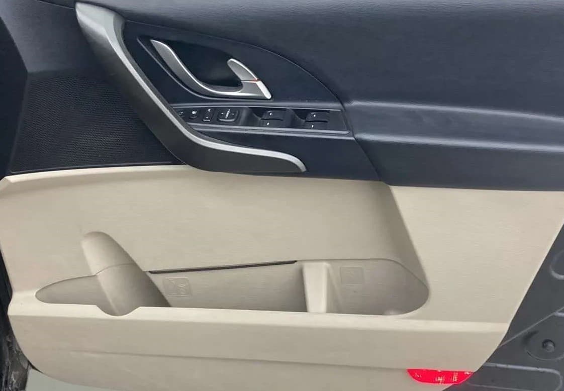 2017 Mahindra XUV500 W10 AT, Diesel, Automatic, 80,374 km, Driver Side Door Panels Control