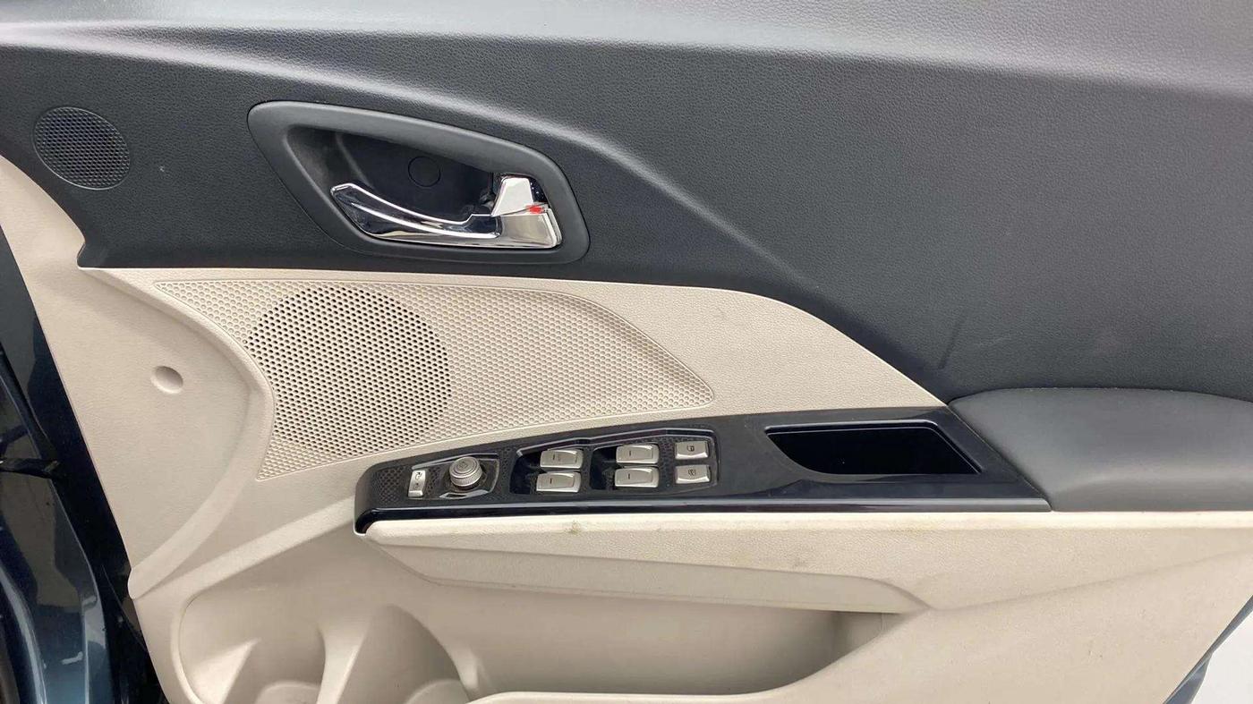 2021 Mahindra XUV300 W8 1.2 PETROL, Petrol, Manual, 19,725 km, Driver Side Door Panels Control