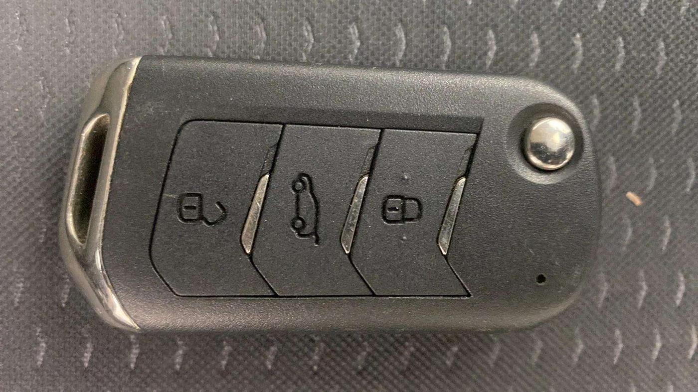 2022 Mahindra XUV300 W6 1.2 PETROL, Petrol, Manual, 40,482 km, Key Close Up