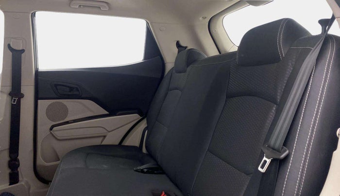 2022 Mahindra XUV300 W6 1.2 PETROL, Petrol, Manual, 40,482 km, Right Side Rear Door Cabin
