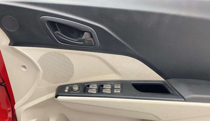 2020 Mahindra XUV300 W6 1.2 PETROL, Petrol, Manual, 82,299 km, Driver Side Door Panels Control