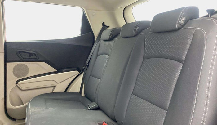 2020 Mahindra XUV300 W6 1.2 PETROL, Petrol, Manual, 82,299 km, Right Side Rear Door Cabin