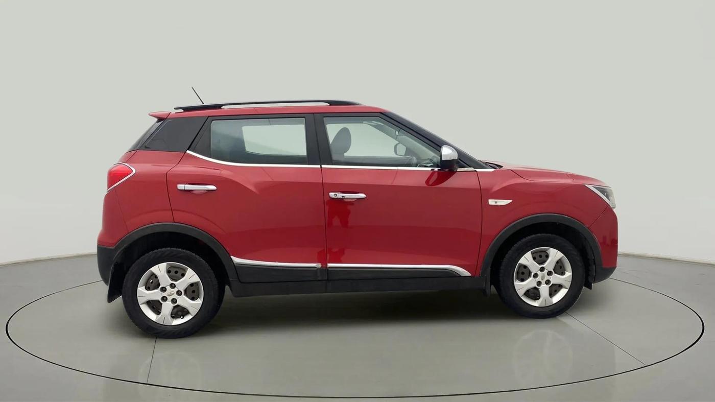 2020 Mahindra XUV300 W6 1.2 PETROL, Petrol, Manual, 82,299 km, Right Side View