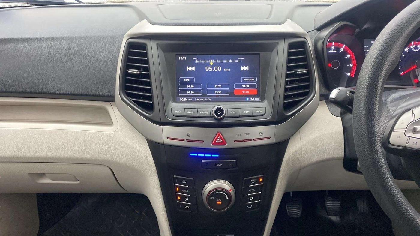 2020 Mahindra XUV300 W6 1.2 PETROL, Petrol, Manual, 82,299 km, Air Conditioner
