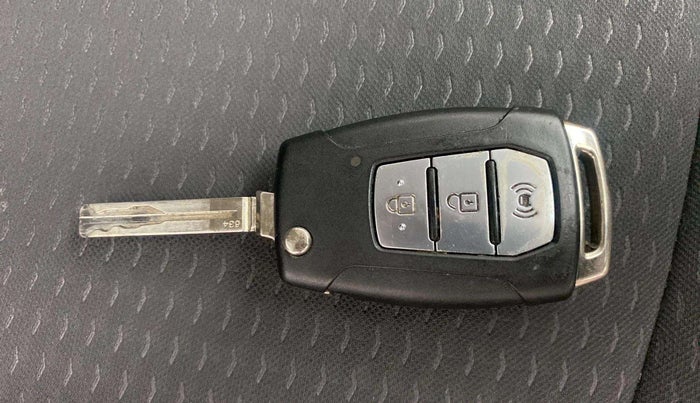 2020 Mahindra XUV300 W6 1.2 PETROL, Petrol, Manual, 82,299 km, Key Close Up