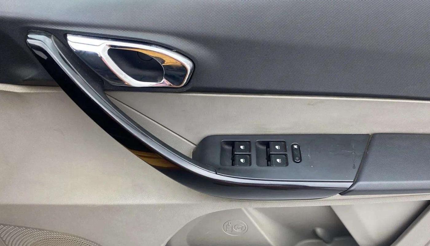 2016 Tata Tiago XZ PETROL, Petrol, Manual, 47,962 km, Driver Side Door Panels Control