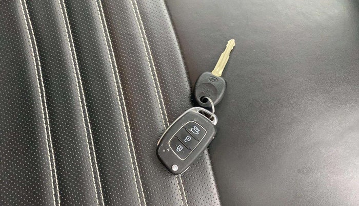 2022 Hyundai VENUE S 1.2, Petrol, Manual, 16,449 km, Key Close Up