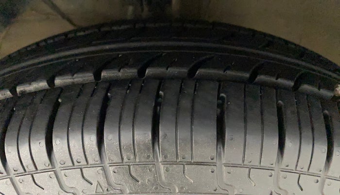 2017 Maruti Dzire LXI, CNG, Manual, 1,00,279 km, Left Front Tyre Tread