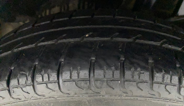 2017 Maruti Dzire LXI, CNG, Manual, 1,00,279 km, Left Rear Tyre Tread