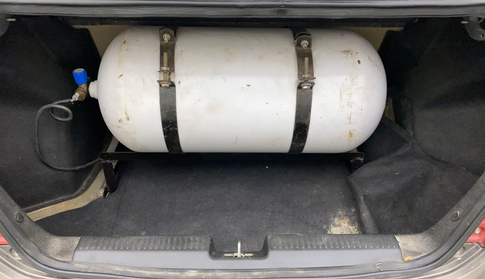 2017 Maruti Dzire LXI, CNG, Manual, 1,00,279 km, Boot Inside