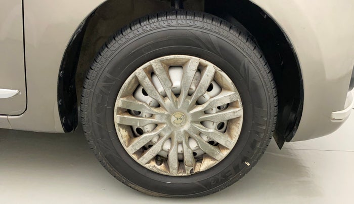 2017 Maruti Dzire LXI, CNG, Manual, 1,00,279 km, Right Front Wheel
