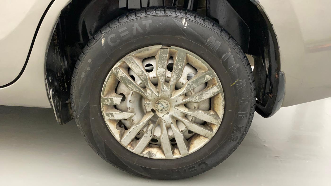 2017 Maruti Dzire LXI, CNG, Manual, 1,00,279 km, Left Rear Wheel