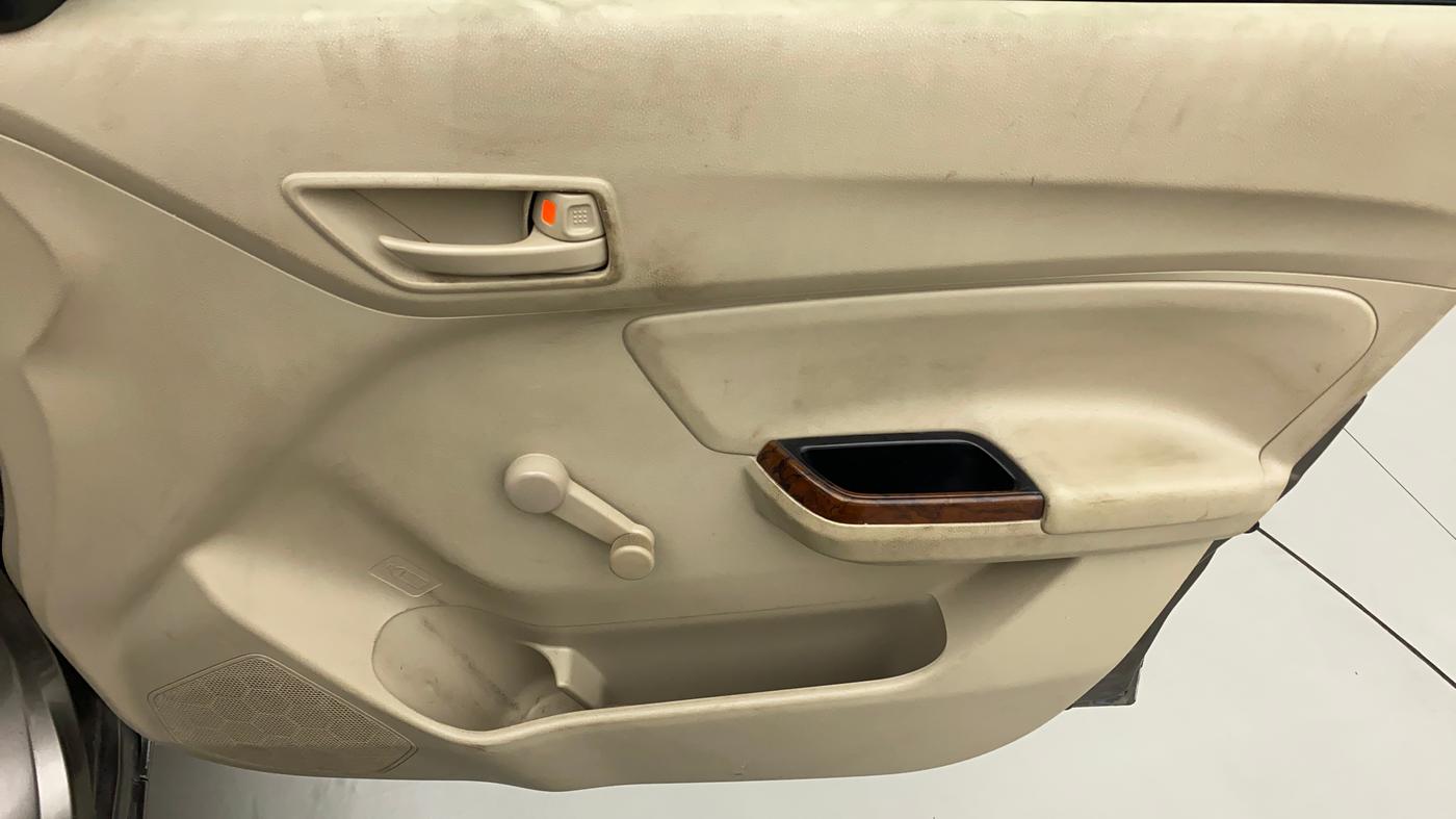 2017 Maruti Dzire LXI, CNG, Manual, 1,00,279 km, Driver Side Door Panels Control