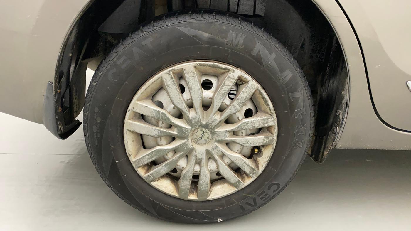 2017 Maruti Dzire LXI, CNG, Manual, 1,00,279 km, Right Rear Wheel