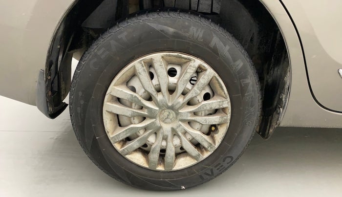 2017 Maruti Dzire LXI, CNG, Manual, 1,00,279 km, Right Rear Wheel