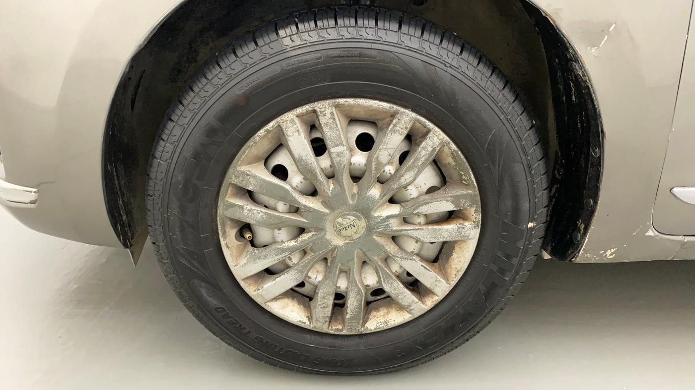 2017 Maruti Dzire LXI, CNG, Manual, 1,00,279 km, Left Front Wheel