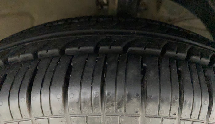2017 Maruti Dzire LXI, CNG, Manual, 1,00,279 km, Right Front Tyre Tread
