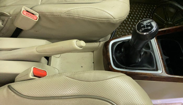 2017 Maruti Dzire LXI, CNG, Manual, 1,00,279 km, Gear Lever