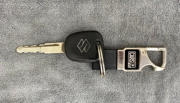 2017 Maruti Dzire LXI, CNG, Manual, 1,00,279 km, Key Close Up