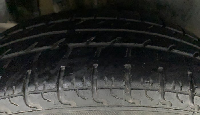 2017 Maruti Dzire LXI, CNG, Manual, 1,00,279 km, Right Rear Tyre Tread