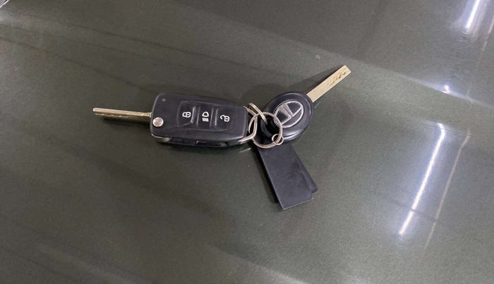 2021 Tata NEXON XM SUNROOF PETROL, Petrol, Manual, 12,422 km, Key Close Up