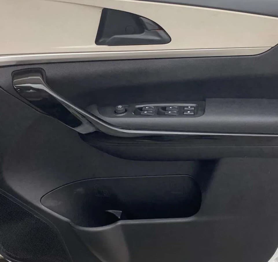 2023 Mahindra XUV700 AX 5 D MT 5 STR, Diesel, Manual, 21,103 km, Driver Side Door Panels Control