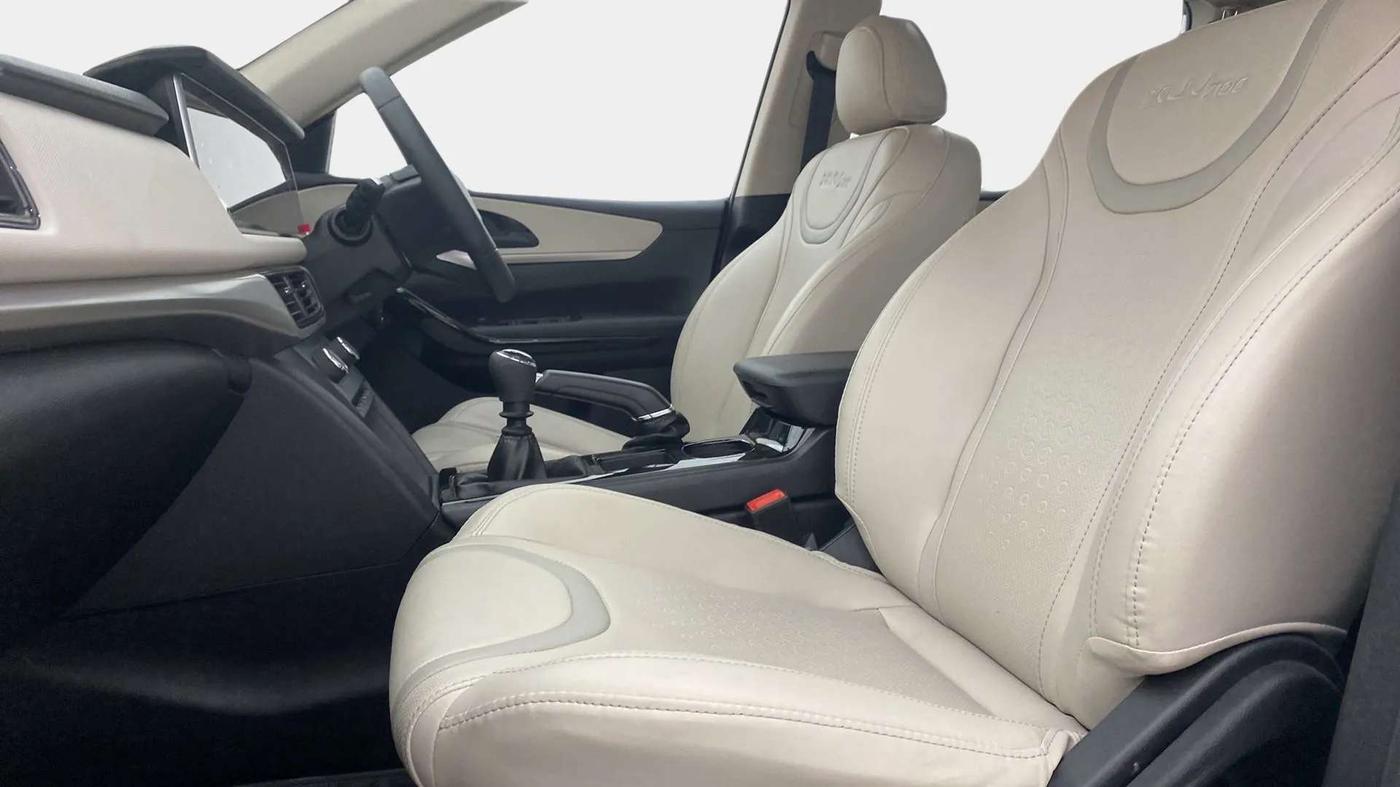 2023 Mahindra XUV700 AX 5 D MT 5 STR, Diesel, Manual, 21,103 km, Right Side Front Door Cabin