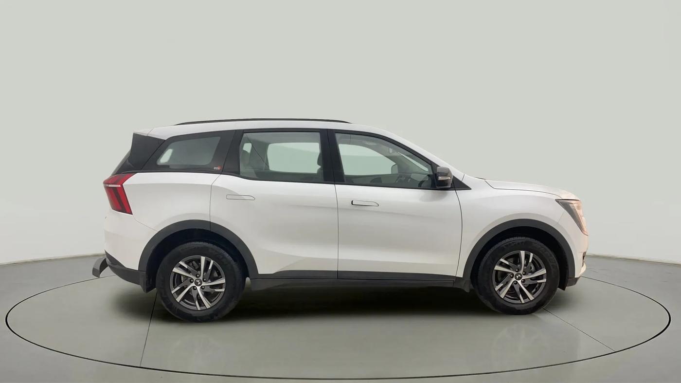 2023 Mahindra XUV700 AX 5 D MT 5 STR, Diesel, Manual, 21,103 km, Right Side