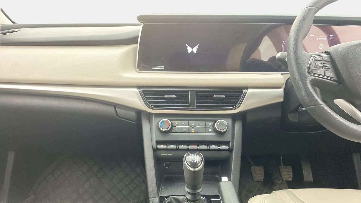 2023 Mahindra XUV700 AX 5 D MT 5 STR, Diesel, Manual, 21,103 km, Air Conditioner