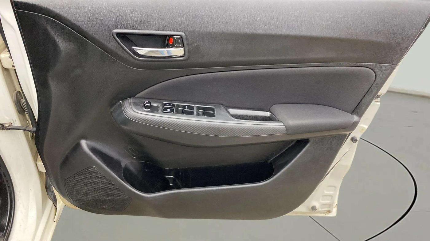 2021 Maruti Swift VXI, CNG, Manual, 43,221 km, Driver Side Door Panels Control