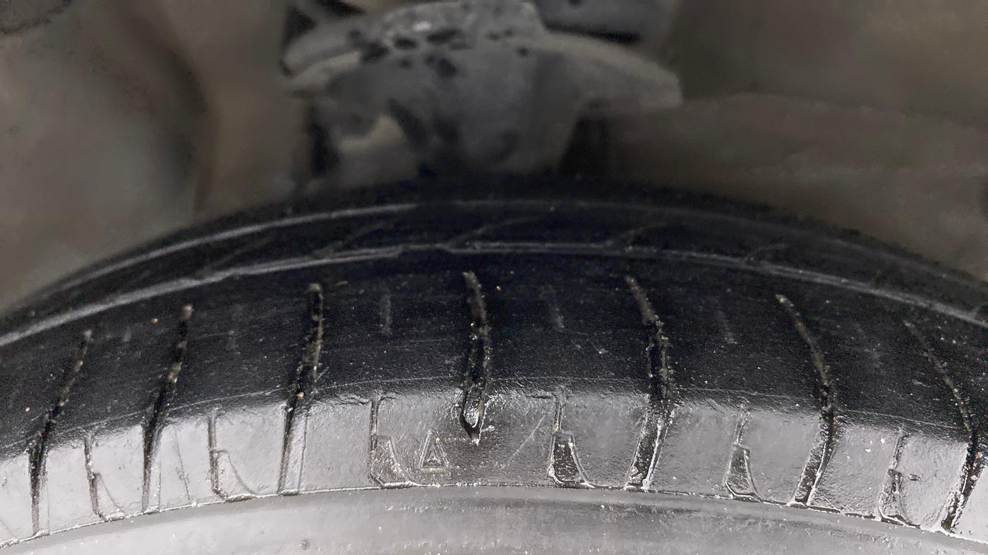 2013 Hyundai i10 SPORTZ 1.2, Petrol, Manual, 94,975 km, Right Front Tyre Tread