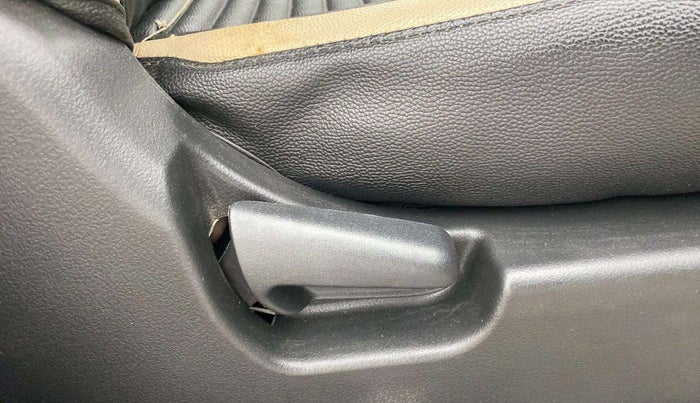 2017 Maruti Wagon R 1.0 VXI, Petrol, Manual, 37,016 km, Driver Side Adjustment Panel
