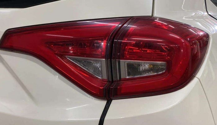 2022 Mahindra XUV300 W8 (O) 1.2 PETROL AMT, Petrol, Automatic, 14,299 km, Right tail light - Minor damage