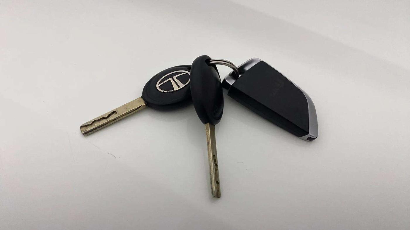 2021 Tata NEXON XE PETROL, Petrol, Manual, 11,487 km, Key Close Up