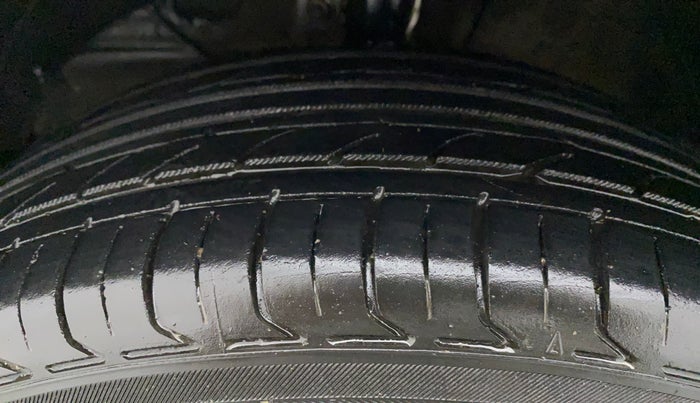 2017 Maruti Baleno DELTA PETROL 1.2, Petrol, Manual, 88,281 km, Left Front Tyre Tread